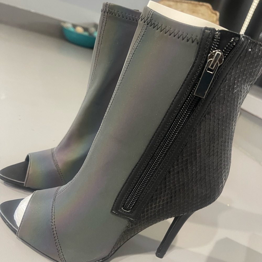 Size 6 heels new never worn